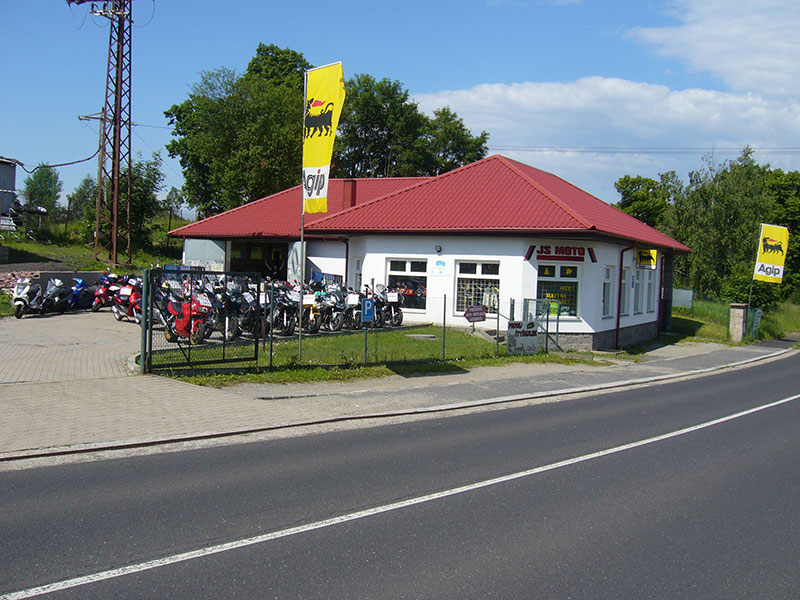 Interiér prodejny JS MOTO s motodoplňky