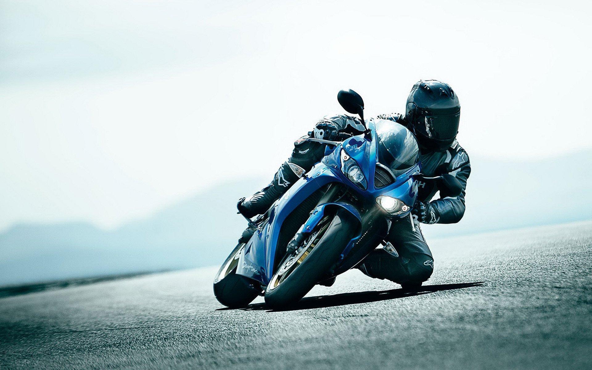 Motocykl — fotografie z webu JS MOTO