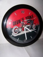 Hodiny s motivem Devils Trike