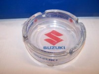 Popelník s motivem Suzuki